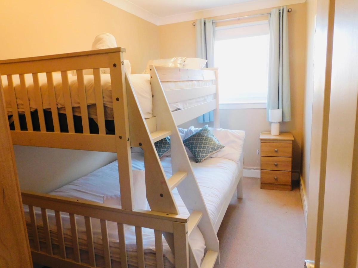 Beautiful 3 Bedroom Apt, Mins From Glasgow Airport, M8 & Sec Paisley Exterior foto