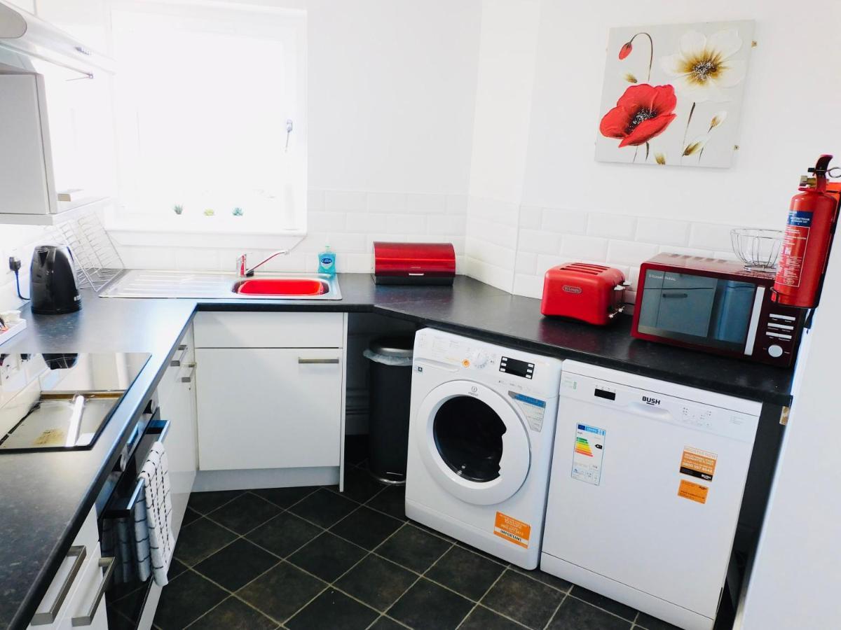 Beautiful 3 Bedroom Apt, Mins From Glasgow Airport, M8 & Sec Paisley Exterior foto